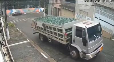 (ویدئو) ریزش سیلندر‌های گاز از پشت یک کامیون