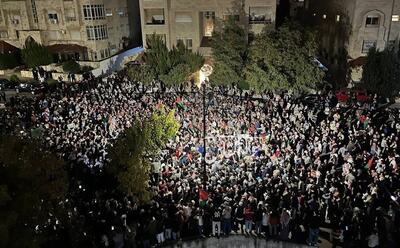 تظاهرات گسترده اردنی‌ها در نزدیکی سفارت اشغالگران در محکومیت ادامه جنگ غزه