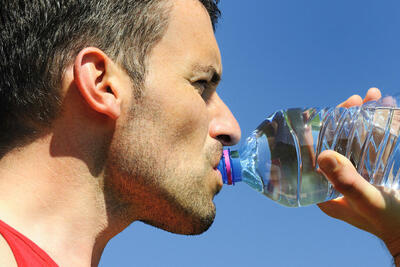 نوشیدن آب بیشتر، می‌تواند منجر به کاهش وزن شود؟