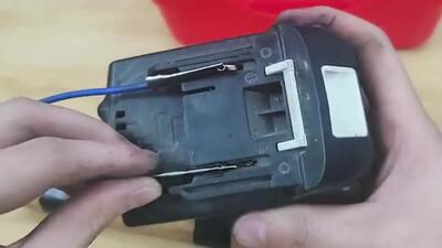 (ویدئو) یک ایده هوشمندانه برای تعمیر وسایل پلاستیکی با باتری 1.5 ولتی