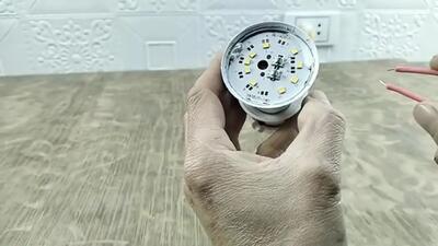 (ویدئو) روش زیرکانه برق تایوانی برای تعمیر کردن لامپ LED قدیمی