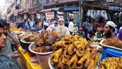 (ویدئو) غذای خیابانی محبوب در بنگلادش؛ از مرغ سوخاری و زولبیا تا شامی
