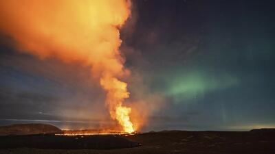 (ویدئو) فوران آتشفشان و درخشش شفق قطبی در گرینداویک ایسلند