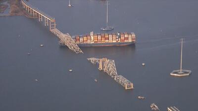 تصاویر برخورد کشتی با پل ۱۰ کیلومتری | سقوط هولناک خودروها به دریا و مرگ چندین نفر