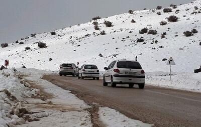 (ویدئو) بارش برف بهاری، مسافران این استان را غافلگیر کرد