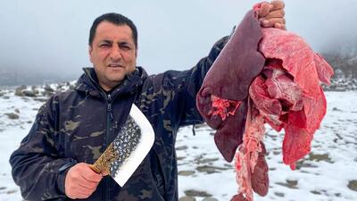 (ویدئو) غذای روستایی در آذربایجان؛ کباب دل و جگر گاو به روش آشپز مشهور
