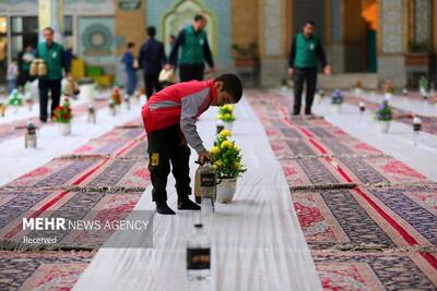 تصاویر: تلاش خادمان برای برپایی سفره افطار در حرم بانوی کرامت