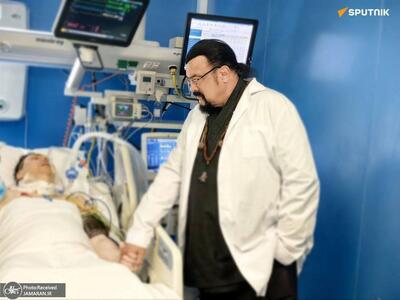 استیون سیگال بازیگر هالیوودی از مجروحان حمله تروریستی مسکو در بیمارستان بازدید کرد