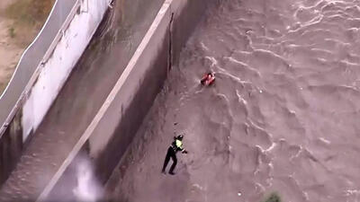 ببینید / نجات نفس‌گیر یک زن از رودخانه