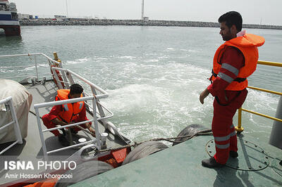 انتقال مردی ۲۵ ساله از قایق صیادی به آمبولانس اورژانس
