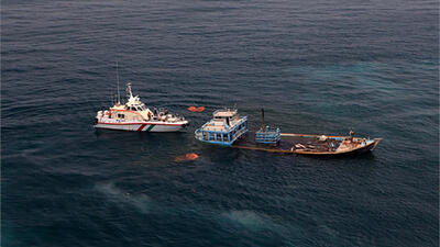 عملیات ویژه برای نجات جان 7 خدمه لنج باری غرق شده در آب‌ های اطراف جزیره قشم
