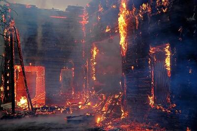 آتش‌سوزی وحشتناک در پشت‌بام یک ساختمان در حال ساخت (فیلم)