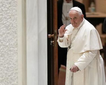 رفتار باورنکردنی پاپ با یک زن مقابل چشم دوربین