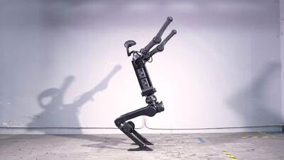 برای اولین‌بار؛ ربات انسان‌نما Unitree بدون عملگرهای هیدرولیک پشتک می‌زند [تماشا کنید]