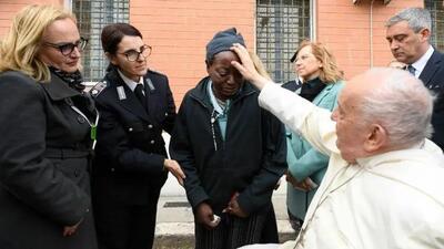 شستن و بوسیدن پای زندانیان زن توسط پاپ فرانسیس + ویدئو