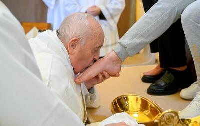 (ویدئو) پاپ برای نخستین بار پای زنان زندانی را شست و بوسید