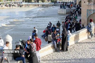 عکس/ نشاط مسافران نوروزی با جاری شدن آب در زاینده‌رود