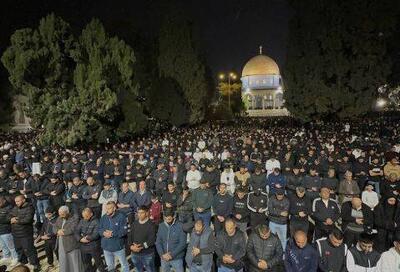 تصاویری از حضور بیش از ۱۲۰ هزار فلسطینی در نماز صبح سومین جمعه رمضان