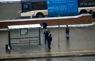 لحظات هولناک انحراف اتوبوس به ورودی ایستگاه مترو/مرگ دلخراش تعداد زیادی از عابران  +ویدئو
