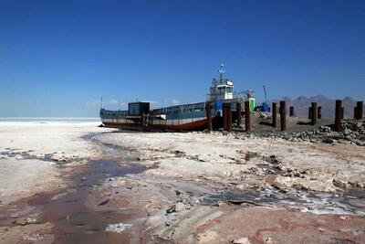 نماد خشکسالی دریاچه ارومیه شناور شد