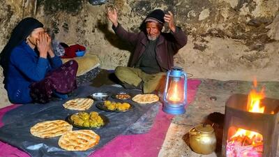 (ویدئو) نحوه پخت یک غذای محلی با سیب زمینی و تخم مرغ به روش زوج غارنشین افغان
