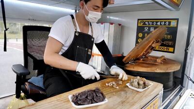 (ویدئو) غذای خیابانی در سئول کره جنوبی؛ فرآیند پخت و سرو روده، زبان و جگر گاو