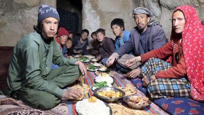 (ویدئو) نحوه پخت چلو آبگوشت مرغ به روش جالب دو بانوی غارنشین افغان