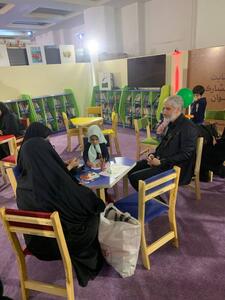 حضور معاون فرهنگی وزارت ارشاد در نمایشگاه قرآن به همراه خانواده