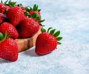 خوردن توت فرنگی در دوران بارداری مفید یا مضر ؟