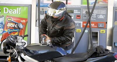 مقایسه بنزین سوپر و معمولی / کدام یک برای موتورسیکلت مناسب‌تر است؟