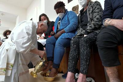 مراسم عشای ربانی و شستن پاهای زنان به دست پاپ