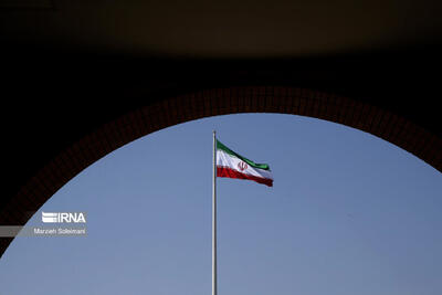 بزرگترین پرچم ایران در عباس‌آباد تهران به اهتزاز درآمد