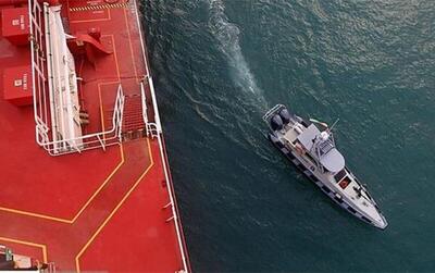توقیف یک شناور حامل ۷۰ هزار لیتر سوخت قاچاق در خلیج فارس