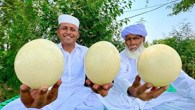 (ویدئو) غذای روستایی در پاکستان؛ نحوه پخت یک املت غول پیکر محلی با تخم شترمرغ
