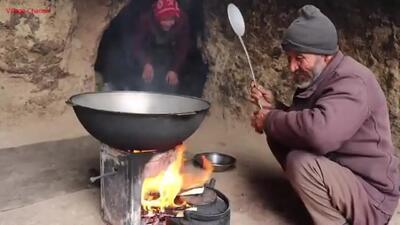 (ویدئو) طرز تهیه یک سوپ سنتی با گوشت توسط زوج مسن افغان در غاری باستانی