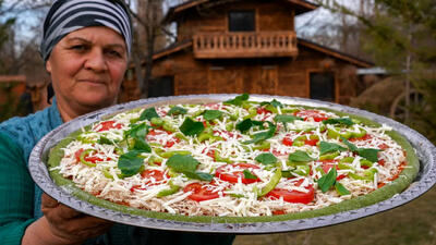 (ویدئو) نحوه درست کردن پیتزای مرغ و سبزیجات توسط بانوی روستایی آذربایجانی