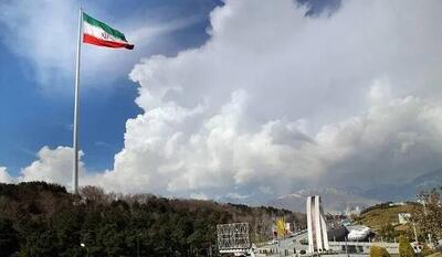 ​بزرگترین پرچم جمهوری اسلامی در اراضی عباس‌آباد به اهتزاز درآمد