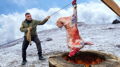 نحوه کباب کردن یک گوسفند کامل در تنور زیر زمینی ، توسط آشپز آذربایجانی (فیلم)