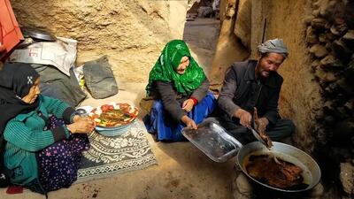 طرز تهیه یک غذای متفاوت و خوشمزه با ماهی ، توسط زوج مسن افغانی (فیلم)