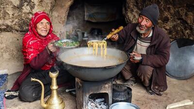 طرز تهیه یک سوپ سنتی با گوشت توسط زوج مسن افغانستانی (فیلم)