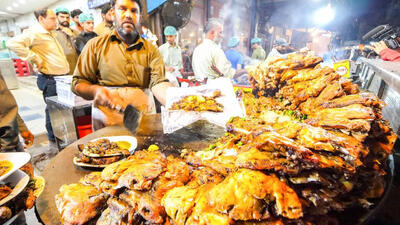 (ویدئو) غذای خیابانی مشهور در پاکستان؛ از مرغ تند سرخ شده تا خورشت پاچه بز