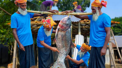 (ویدئو) غذای روستایی در هند؛ پخت ماهی کپور 30 کیلوگرمی به روش 4 پدربزرگ 70 ساله