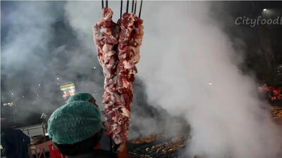 (ویدئو) غذای خیابانی مشهور در پاکستان؛ پخت پلو کباب با گوشت بره و گوسفند