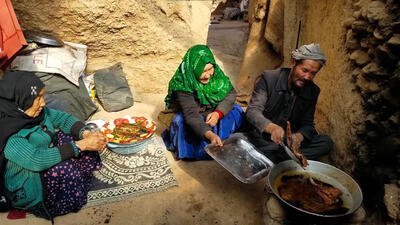 (ویدئو) نحوه پخت متفاوت ماهی به روش دیدنی یک زوج غارنشین مسن افغان
