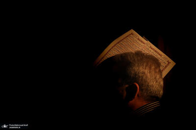 عکسی از محمدرضا خاتمی در مراسم شب قدر منزل صادق خرازی