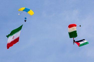 پرش چتربازان با پرچم ایران به مناسبت ۱۲ فروردین
