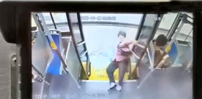 ببینید / پرتاب شدن مرگبار یک پیرزن از داخل اتوبوس به خیابان