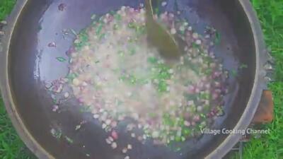 (ویدئو) فرآیند پخت آبگوشت خرچنگ به روش جالب پدر و پسران روستایی هندی
