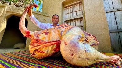 (ویدئو) فرآیند پخت غذا با یک شترمرغ بزرگ 60 کیلوگرمی به روش یک آشپز مشهور