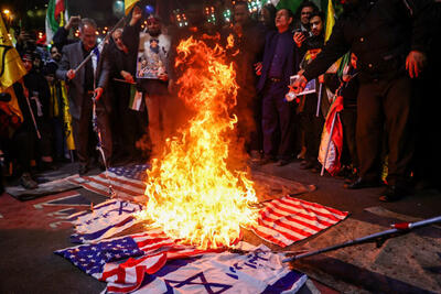 پرچم اسرائیل و آمریکا شبانه در تهران به آتش کشیده شد | تصاویر